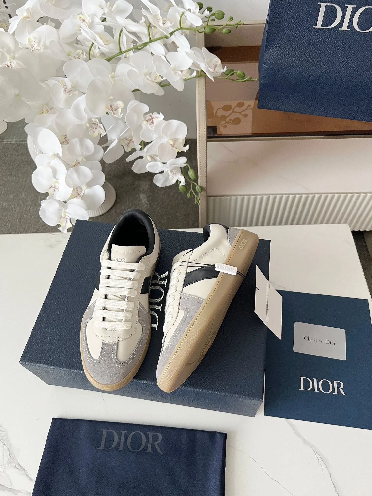 Men's Men's Shoes💰420 [New Style]🍿🍿Dior Dior Size: 38-44 (45 customized) 2025 new Dior B01 top version of moral training shoes! ! ! Made of white and brown first-layer cowhide, paired with white high-mercerized smooth suede, the upper is fully oiled and the original TPU molded outsole. New to the Fall 2025 collection, this sneaker marks the return of Dior’s classic style, reinterpreted in a stylish and elegant silhouette. Crafted from brown and white smooth first-grain cowhide, it's decorated with white high-mercerized cow suede splicing to enhance the style. Lined in tonal silk sheepskin, the shoe is finished with the Dior logo on the tongue and inner sides, and the CD icon on the heel. Paired with amber Tpu non-slip soles, it can be matched with various styles to create a sophisticated look.